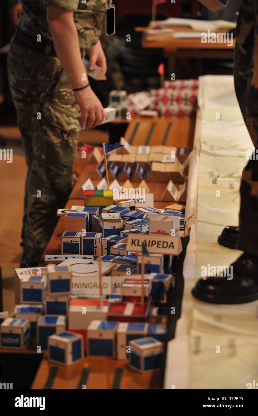Les membres du Siège de l'OTAN Allied Land Command préparer une scène pour une répétition de concept (RoC) Le 23 mars 2017 à l'Vecihi Akin Garnison à Izmir en Turquie. Ce forage RoC est prévue les 27 et 28 mars avec les hauts dirigeants de plus de 14 nations de l'OTAN. Insigne a été bloqué pour des raisons de sécurité. Banque D'Images