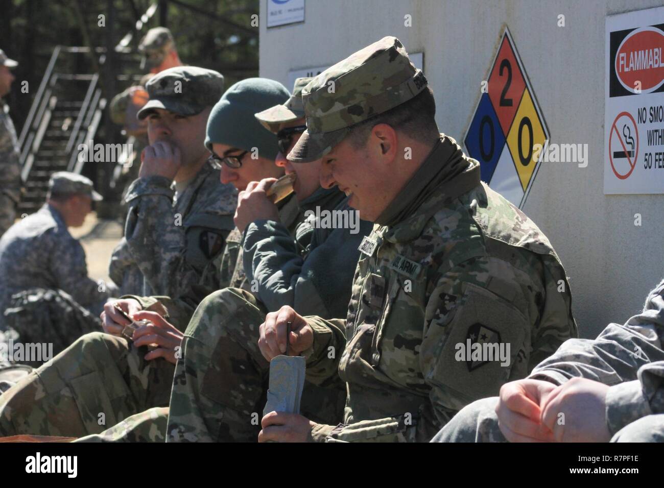 Les soldats de la Garde nationale de l'Armée américaine à partir de la 50ème Infantry Brigade Combat Team manger chow pendant une pause de la formation de missiles TOW at Joint Base McGuire-Dix-Lakehurst, N.J., le 23 mars 2017. Le TOW (tube-lancé, Optique, Fil-guidée) est un missile antichar américain. Banque D'Images