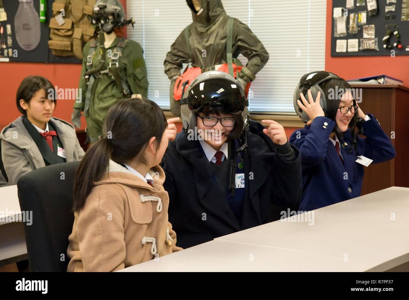 Terui Aina, un jeune lycéen de la ville de Iwanuma Miyaga, Prefecture, Japan, essaie sur un HGU-55/P flyer's helmet au 436e Escadron de soutien de l'équipage de l'installation d'équipement de vol, le 21 mars 2017, sur la base aérienne de Dover, Delaware Terui et 12 autres élèves ont visité la ville de Douvres et accessible sur Dover AFB au cours de cette tournée. La ville de Iwanuma est la ville-soeur de Douvres, Del. Banque D'Images