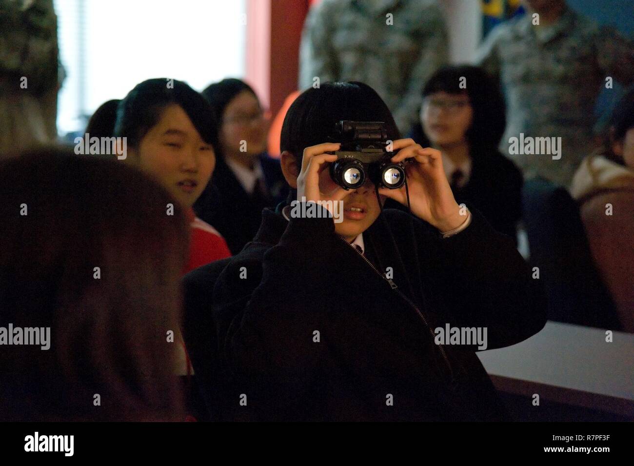 Junior high school student Riho Shimizu à partir de la ville de Iwanuma, préfecture de Miyagi, Japon, regarde à travers un AVS-9 des lunettes de vision de nuit au 436e Escadron de soutien de l'équipage de l'installation d'équipement de vol, le 21 mars 2017, sur la base aérienne de Dover, Delaware Les élèves ont également visité le 436e Escadron de soutien de la tour de contrôle de la circulation aérienne. Iwanuma est la ville-soeur de Douvres, Del. Banque D'Images