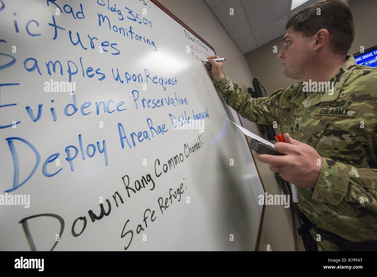 Le s.. William Camp, avec la Garde nationale du New Jersey's 21e Armes de Destruction-Civil répertorie l'équipe de soutien, les équipes d' mission critères d'annulation lors d'un exercice d'entraînement avec le service d'incendie de Picatinny Arsenal au New Jersey la défense de la patrie (Homeland Security Center à Picatinny Arsenal, N.J., 23 mars 2017. Le 21e ADM-CST est un groupe mixte composé de soldats de la Garde nationale du New Jersey et les aviateurs dont la mission est d'aider les autorités civiles en identifiant les substances chimiques, biologiques, radiologiques et nucléaires dans l'homme ou des catastrophes naturelles. (New Jersey Banque D'Images