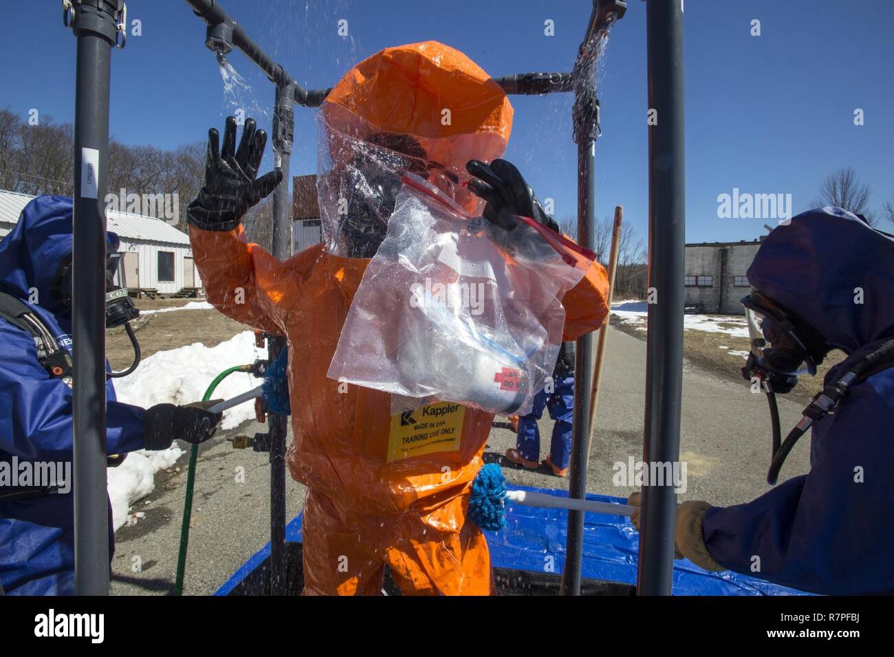 Membre de l'équipe de grève Le Sgt. Joe Bercovic, centre, avec la Garde nationale du New Jersey's 21e Armes de Destruction-Civil, l'équipe de soutien est frotté à une station de décontamination par Picatinny Arsenal pompiers lors d'un exercice d'entraînement avec le service d'incendie de Picatinny Arsenal au New Jersey la défense de la patrie (Homeland Security Center à Picatinny Arsenal, N.J., 23 mars 2017. Le 21e ADM-CST est un groupe mixte composé de soldats de la Garde nationale du New Jersey et les aviateurs dont la mission est d'aider les autorités civiles en identifiant les substances chimiques, biologiques, radiologiques et nucléaires dans l'e Banque D'Images