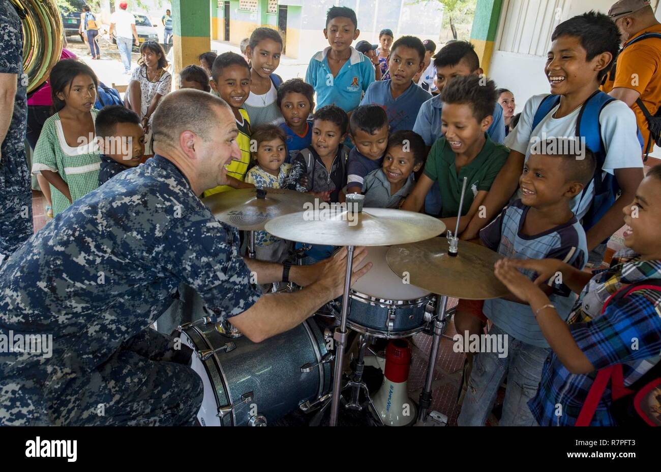 1ère classe Christopher Pastin musicien, un batteur avec la flotte américaine (USFF) Forces Band Norfolk, Va., joue avec les enfants colombiens lors d'une visite à une école primaire à l'appui de la promesse continue 2017's (CP-17) visite à Mayapo, Colombie. CP-17 est un U.S. Southern Command-parrainé et U.S. Naval Forces Southern Command/U.S. 4ème flotte-déploiement effectué pour mener des opérations civiles et militaires y compris l'aide humanitaire, les missions de formation et de soins médicaux, dentaires et vétérinaires, de l'assistance dans un effort pour montrer le soutien des États-Unis et de l'engagement de l'Amérique centrale et du Sud. Banque D'Images