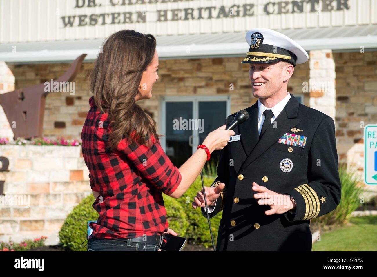 AUSTIN, Texas (22 mars 2017) Le capitaine Cassidy Norman, Directeur général porte-avions USS Harry S. Truman (CVN 75), participe à une interview en direct d'une station de nouvelles locales au cours de la Semaine de la Marine Austin. Les programmes de la Semaine de la marine servent de l'effort principal de la Marine de sensibilisation dans les régions du pays sans une importante présence de la Marine. Banque D'Images