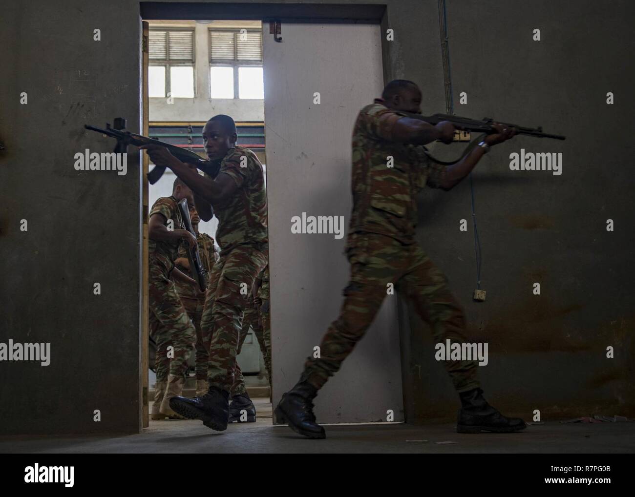 COTONOU, Bénin (23 mars 2017) Bénin pratique marins visite, conseil, procédures de perquisition et de saisie au cours de l'exercice 2017 Obangame Express. Obangame Express, parrainé par U.S. Africa Command, est conçu pour améliorer la coopération régionale, la connaissance du domaine maritime, les pratiques de partage de l'information, et d'interdiction d'améliorer l'expertise tactique les capacités collectives de Golfe de Guinée et de nations d'Afrique de l'Ouest pour lutter contre les activités illicites en mer. Banque D'Images