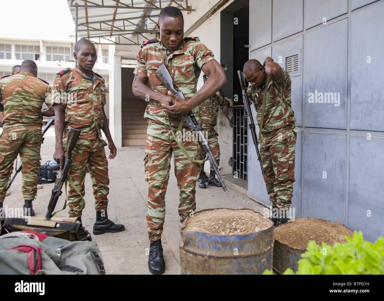 COTONOU, Bénin (23 mars 2017) Bénin marins inspecter leurs fusils avant de faire visiter, de sélection, de perquisition et de saisie au cours de l'exercice exercices d'Obangame Express 2017. Obangame Express, parrainé par U.S. Africa Command, est conçu pour améliorer la coopération régionale, la connaissance du domaine maritime, les pratiques de partage de l'information, et d'interdiction d'améliorer l'expertise tactique les capacités collectives de Golfe de Guinée et de nations d'Afrique de l'Ouest pour lutter contre les activités illicites en mer. Banque D'Images