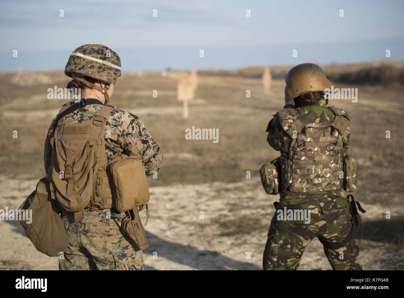 170320-M-EO036-072 CAPU MIDIA, Roumanie (20 mars 2017)- Marines des États-Unis, affecté à la 24e Marine Expeditionary Unit (MEU), l'équipe d'engagement des femmes, et des troupes roumaines chaque feu d'autres systèmes d'armes au cours d'un exercice de tir réel à Capu Midia terrains d'entraînement en Roumanie le 20 mars, lors de l'exercice tempête printanière 2017. La 24e MEU est actuellement déployé avec le groupe amphibie Bataan à l'appui d'opérations de sécurité maritime et les efforts de coopération en matière de sécurité dans le théâtre américain dans la 6ème zone d'opérations de la flotte. (U.S. Marine Corps photo par le Cpl. Brianna Gaudi/libérés) Banque D'Images
