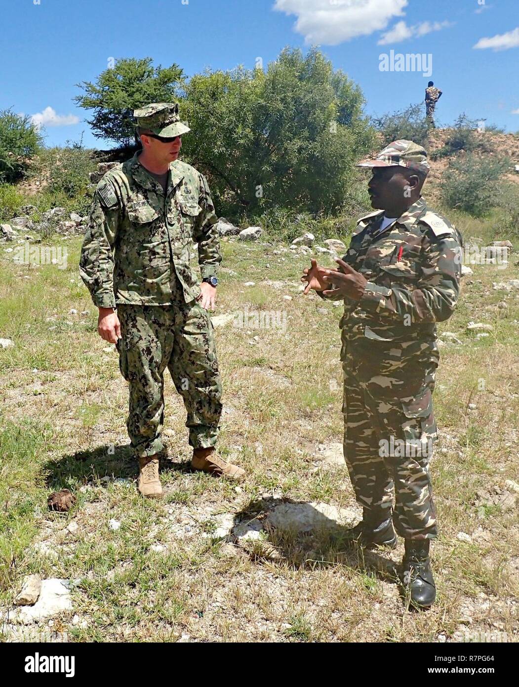 OTAVI, Namibie (22 mars 2017) l'élimination des explosifs et munitions de 1ère classe technicien Kyle Brewer, affecté à l'unité mobile de destruction des engins explosifs (EODMU 8), traite de la formation de démolition avec les forces de défense namibiennes Combat Engineer Company et la police namibienne Bomb Squad. États-unis 6e Flotte, basée à Naples, Italie, effectue l'ensemble des opérations navales et mixte, souvent de concert avec ses alliés, partenaires interarmées et interinstitutions afin de faire progresser les intérêts nationaux américains et la sécurité et la stabilité en Europe et l'Afrique. Banque D'Images