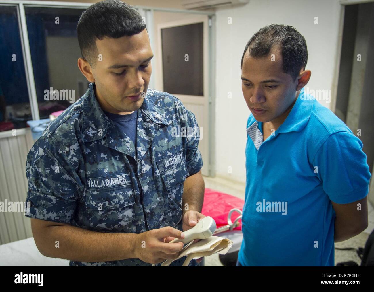 Medellin, Colombie (23 mars 2017) - Hôpital Corpsman 2e classe Emilo Valladeres, natif du Queens, N.Y., affecté à l'hôpital naval Jacksonville, en Floride, effectue une vérification de l'entretien sur une partie d'un appareil à échographie avec un hôte dans un hôpital national Riohacha continue pendant le 2017promesse (CP-17) visite à Mayapo, Colombie. CP-17 est un U.S. Southern Command-parrainé et U.S. Naval Forces Southern Command/U.S. 4ème flotte-déploiement effectué pour mener des opérations civiles et militaires y compris l'aide humanitaire, les missions de formation et de soins médicaux, dentaires et vétérinaires, dans un effort de soutien Banque D'Images