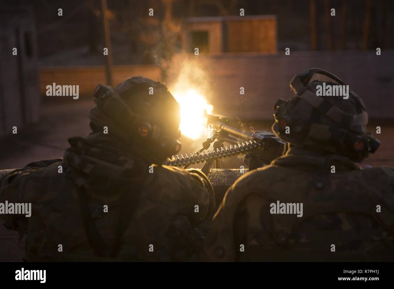 Les Marines néerlandaise fournir un tir de suppression avec une mitrailleuse M240B alors que la formation avec les Marines américains avec 2e Bataillon de Reconnaissance, 2e Division de marines, lors d'une opération militaire dans l'exercice de terrain urbanisé à Camp Lejeune, en Caroline du Nord, le 23 mars 2017. Au cours de l'exercice de formation intégrée, néerlandais et des Marines américains a travaillé avec unités canines, a coordonné les biens et services échangés entre les tactiques afin de renforcer la cohésion et l'interopérabilité entre les deux pays alliés. Banque D'Images