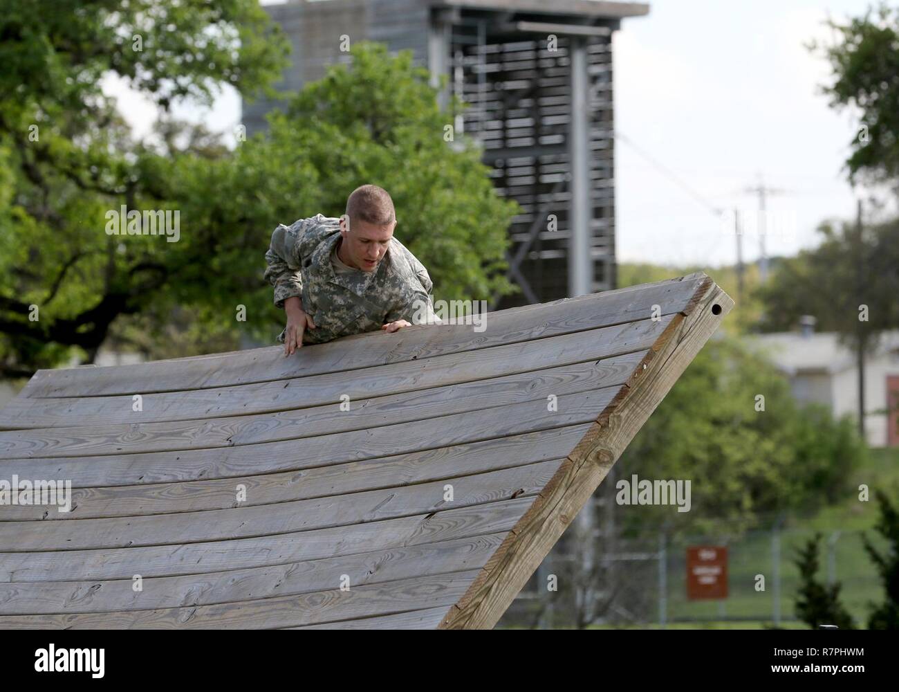 Le personnel de la réserve de l'Armée de Sgt. Nicholas Minior, un sergent-major de drill avec 3e Brigade, 98e Division de la formation (formation initiale d'activité), navigue un obstacle au cours de la 108e le commandement de l'instruction (IET) Sergent 2017 de l'année au Camp Bullis, Texas, du 19 au 24 mars. Banque D'Images