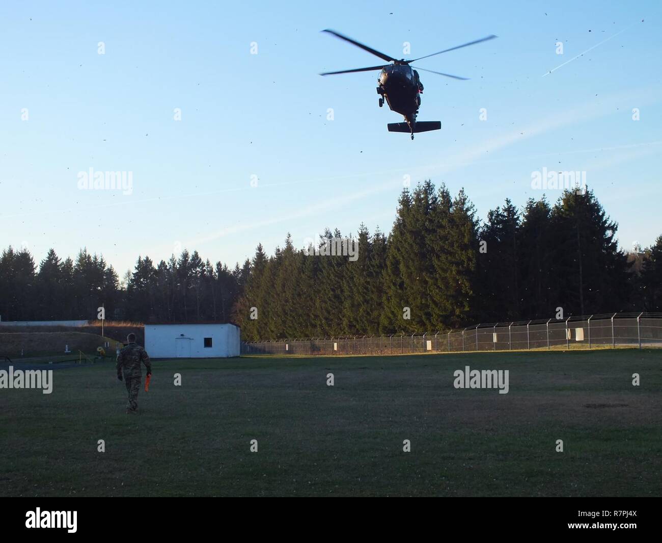 ANSBACH, Allemagne et les États-Unis Avec les soldats, 3e Bataillon de l'aviation d'appui général, 10e Régiment d'aviation, 10e Brigade d'aviation de combat, 10e Division de Montagne (LI), se préparer à décoller dans un hélicoptère UH-60L, le 27 mars 2017, à l'éventail Oberdachstetten complexe. Ces soldats tout juste de terminer les armes à feu en direct la formation de qualification en vue de l'avant le déploiement dans le cadre de l'opération Atlantic résoudre. La gamme Oberdachstetten n'est qu'un complexe de plus d'une douzaine de complexes de tir exploité par l'activité d'appui à la formation de l'Europe des soldats de l'armée américaine l'Europe avec l'abi Banque D'Images