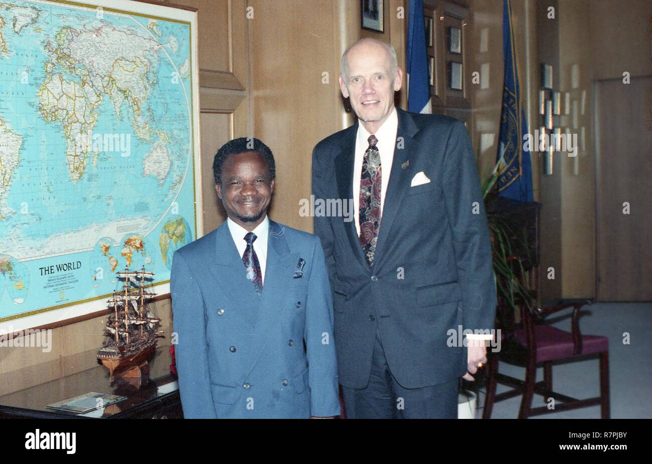 ROSKENS- W-AMBASSADEUR DE ZAMBIE 1992 - Deux hommes sont debout à côté de l'AUTRE DANS LE BUREAU. Banque D'Images