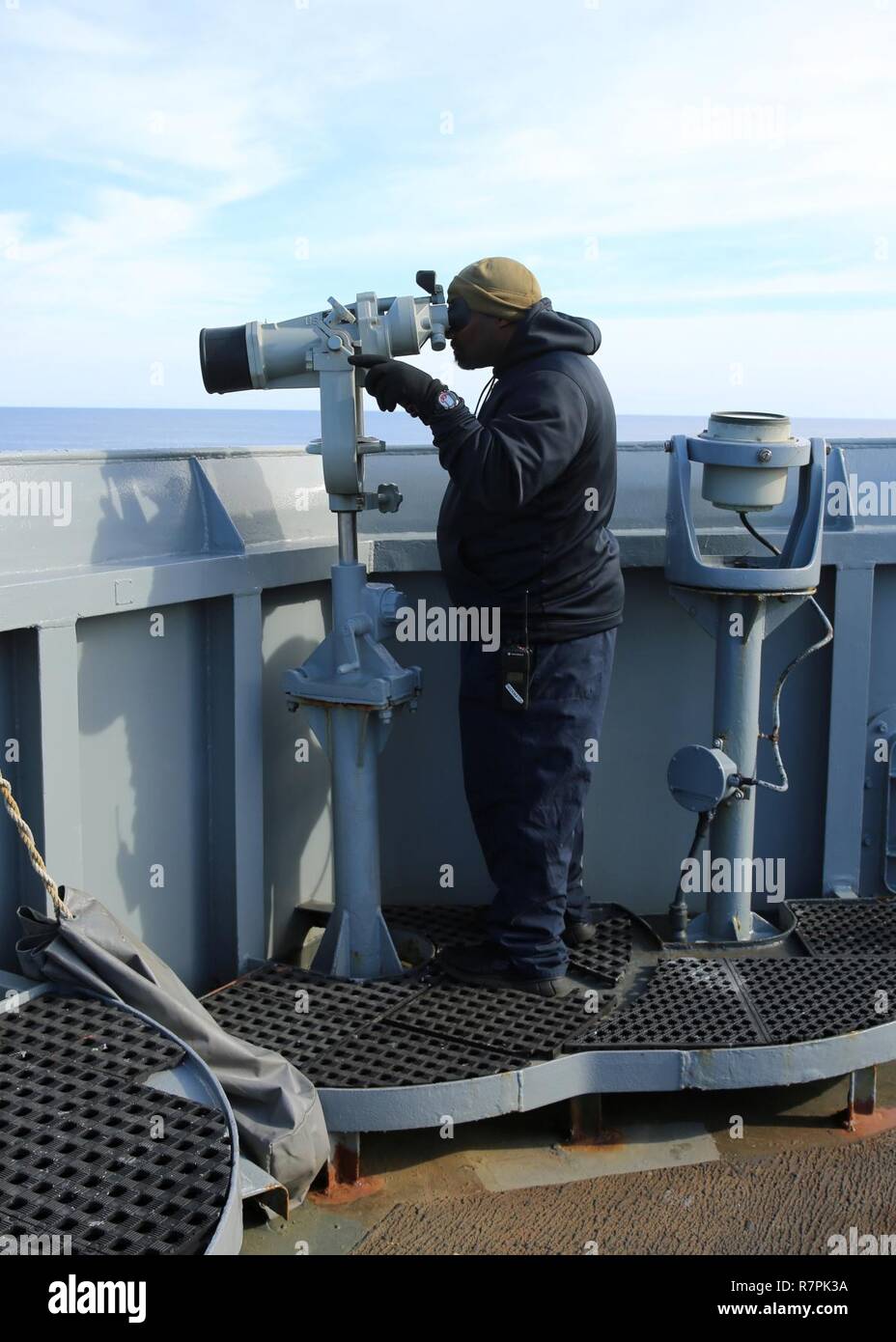 Océan Atlantique (24 mars 2017)--un service civil mariner jointe à la  commande de transport maritime militaire rapide du navire de soutien au  combat l'USNS arctique (T-AOE 8) utilise les "grands yeux" pour