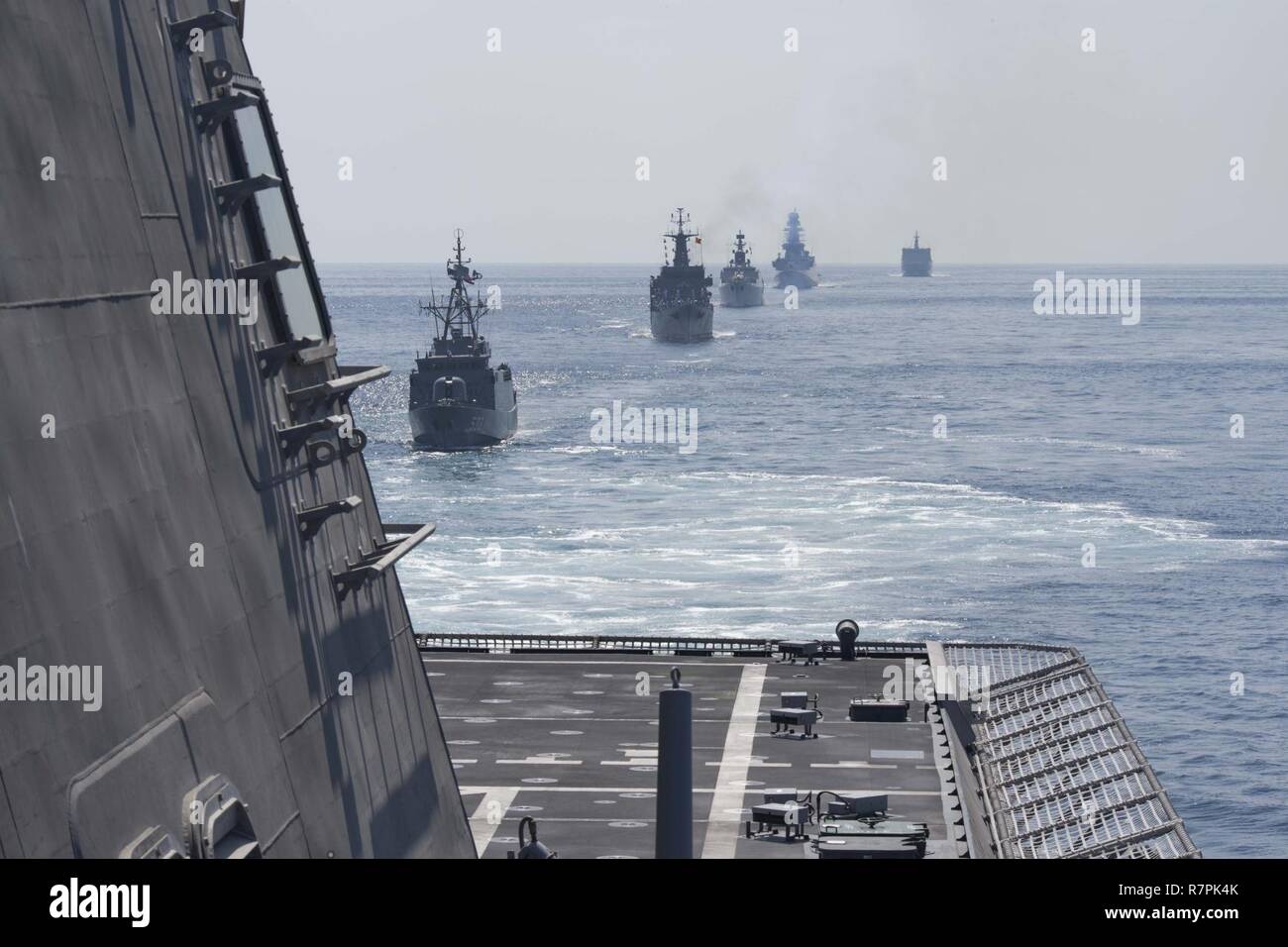 La mer d'Andaman (26 mars 2017) Littoral lutte contre le USS Coronado (LCS 4) conduit cinq marine étrangère dans les bateaux qui naviguent dans la formation durant l'Langkawi International Maritime and Aerospace (LIMA) Exposition 2017. En ce moment sur un déploiement de rotation en 7e Flotte des États-Unis zone de responsabilité, Coronado est un navire de guerre rapide et agile sur mesure pour patrouiller les eaux littorales de la région et travailler à coque coque avec des marines, partenaire fournissant 7e flotte avec les capacités flexibles dont elle a besoin maintenant et dans l'avenir. Banque D'Images