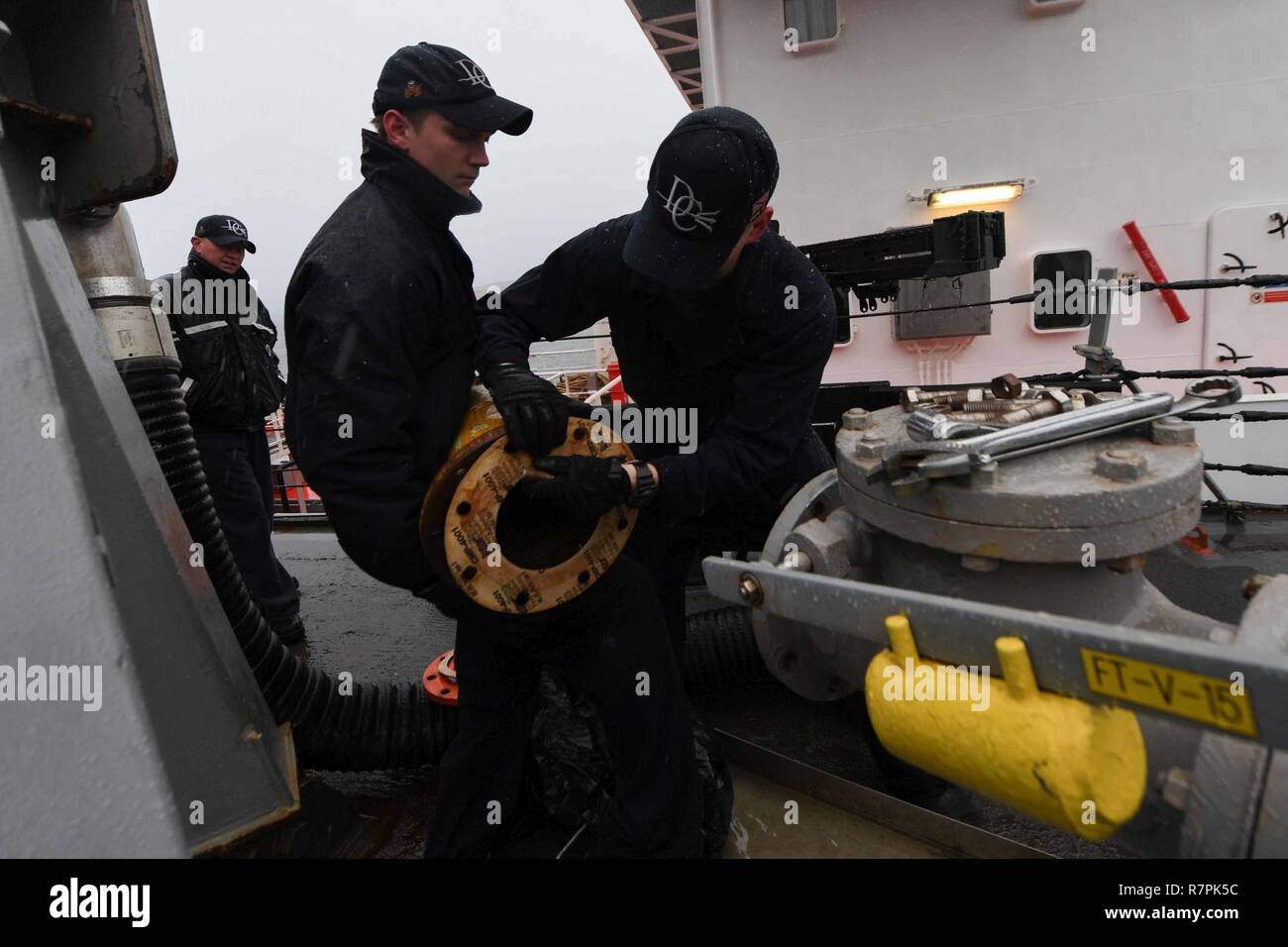 COBH, Irlande (23 mars 2017) - Les marins à bord de l'USS Donald Cook (DDG 75) fixer un flexible à un clapet de ravitaillement, le 23 mars 2017. Donald Cook, une classe Arleigh Burke destroyer lance-missiles, l'avant-déployé à Rota, Espagne, mène des opérations navales dans la sixième flotte américaine zone d'opérations à l'appui de la sécurité nationale des États-Unis en Europe et en Afrique. Banque D'Images