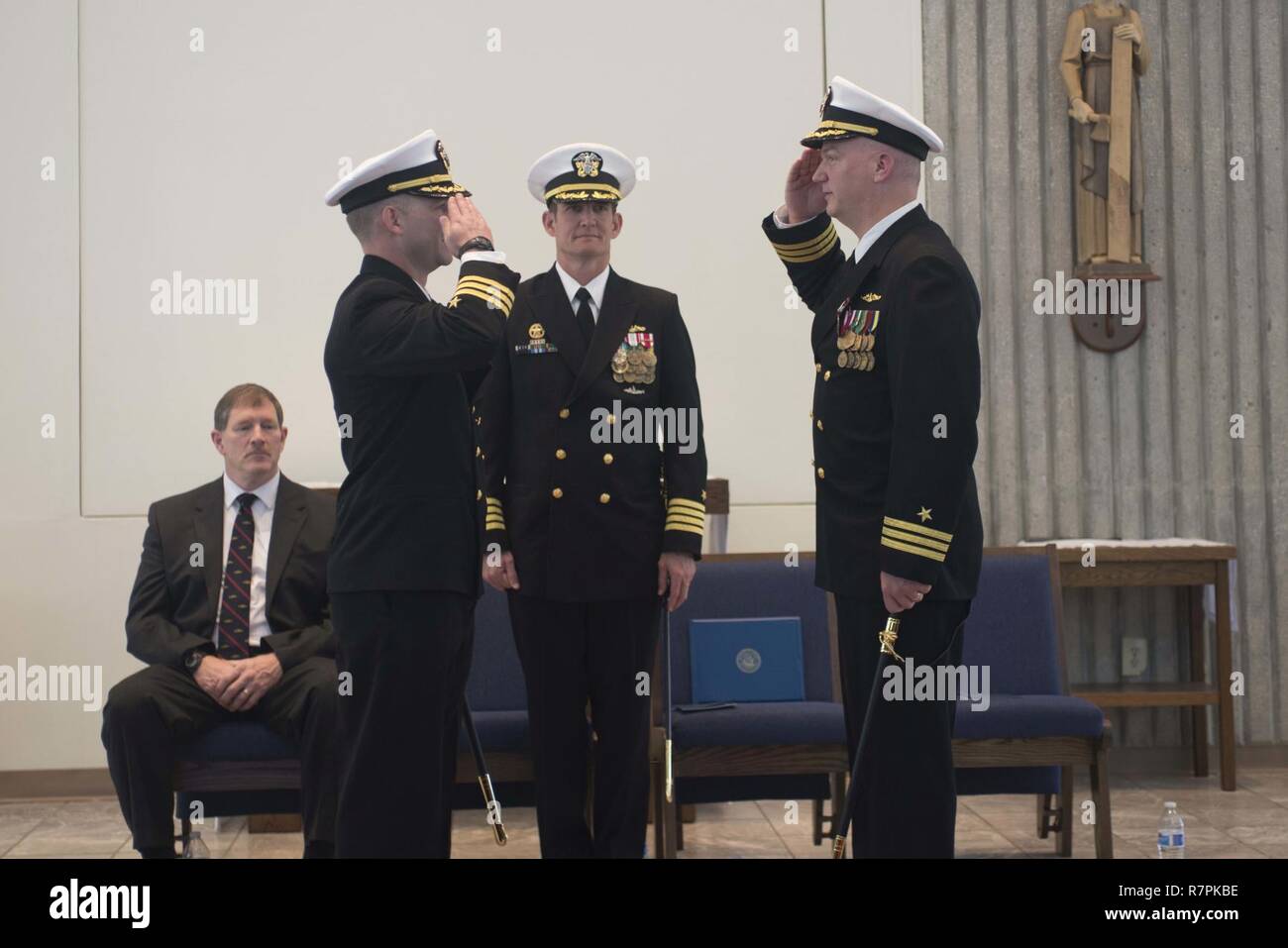 KINGS BAY, Ga. (Mar. 24, 2017) Le Cmdr. Jon P. Schaffner, gauche, soulage le Cmdr. Christopher G. Bohner comme commandant de USS Alabama (SNLE) 734(OR), au cours d'une cérémonie de passation de commandement à la Naval Submarine Base Kings Bay chapelle. New York est la neuvième classe Ohio-sous-marins et des missiles balistiques a été le premier sous-marin d'arriver à Kings Bay en 1989. Banque D'Images