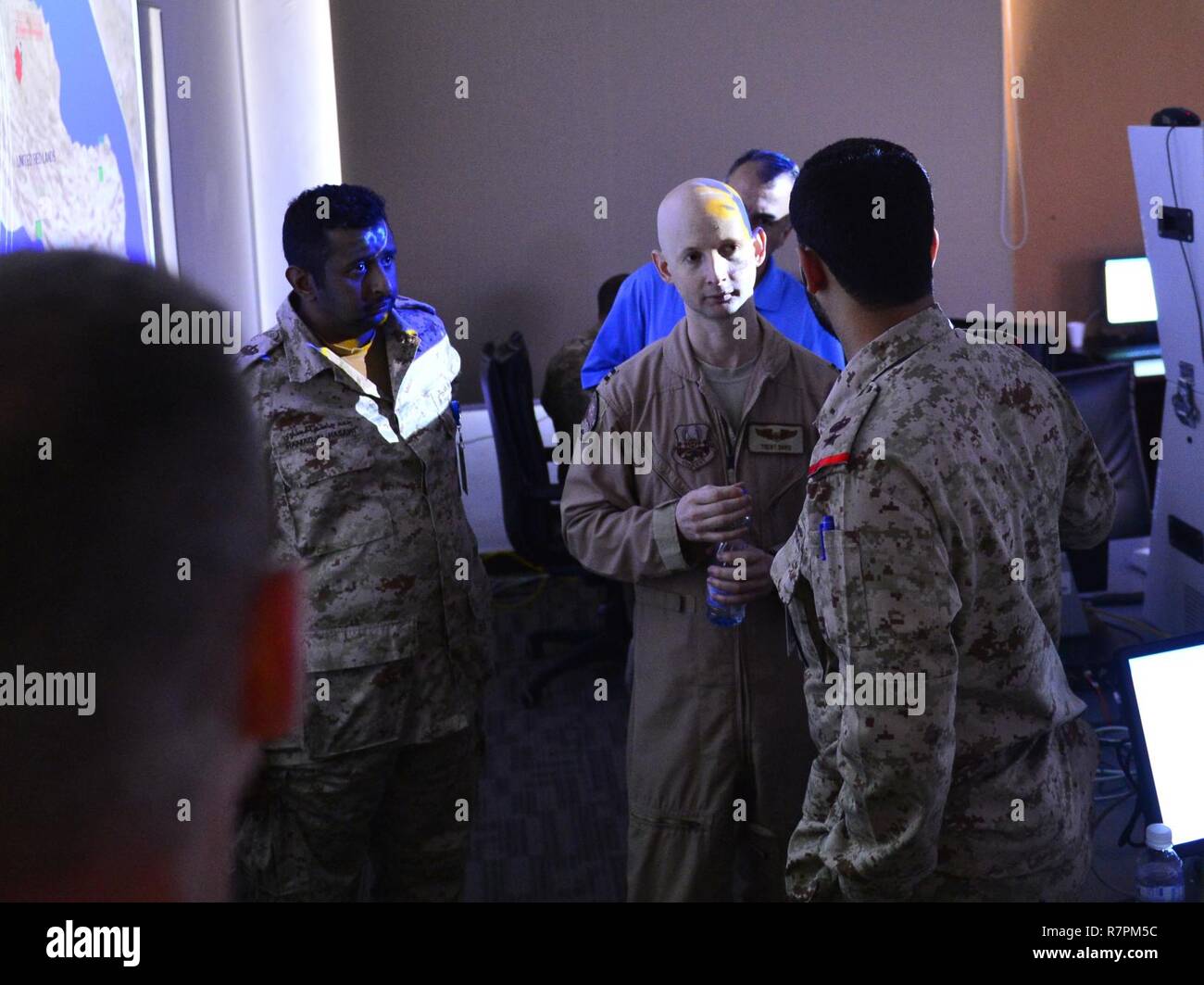 Us Air Forces Central Command Le Capitaine Trent Davis (centre) se tient dans l'éclat d'un projecteur lumière discuter de missiles balistiques simulé avec les officiers Koweïtiens, 27 mars 2017, au cours de la phase de l'exercice de poste de commandement Eagle résoudre au Koweït. Eagle exercice résoudre est le premier exercice multilatéral des États-Unis au sein de la péninsule arabique. Depuis 1999, Eagle Résoudre est devenu le premier engagement entre les États-Unis et le Conseil de coopération du Golfe nations pour répondre collectivement les défis régionaux associés à la guerre asymétrique dans un établissement à faible risque. Banque D'Images