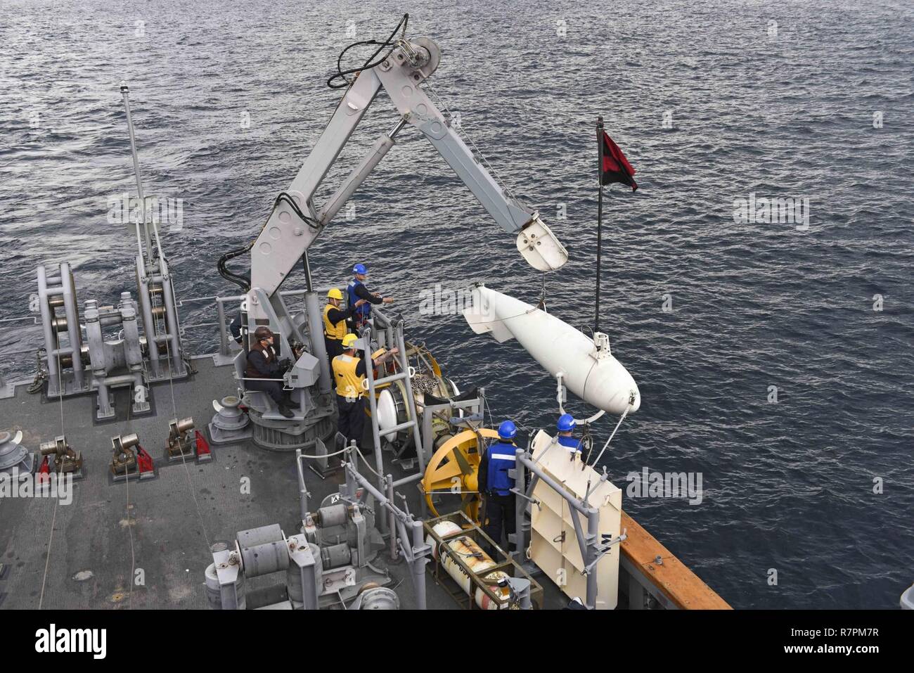 Les eaux situées au sud de la péninsule de Corée, République populaire démocratique de Corée, (le 26 mars 2017) à bord des marins USS Guerrier (MCM) 10 une plus faible du côté flotter dans l'eau. Warrior est participant à Foal Eagle 2017, une série d'exercices d'entraînement combiné et menées par le Commandement des Forces combinées (CFC) et les forces américaines en Corée (USFK) sol, l'air, de la marine et d'opérations spéciales des commandes du composant. Environ 10 600 soldats américains sont aux côtés d'exploitation des forces de la République de Corée. Banque D'Images