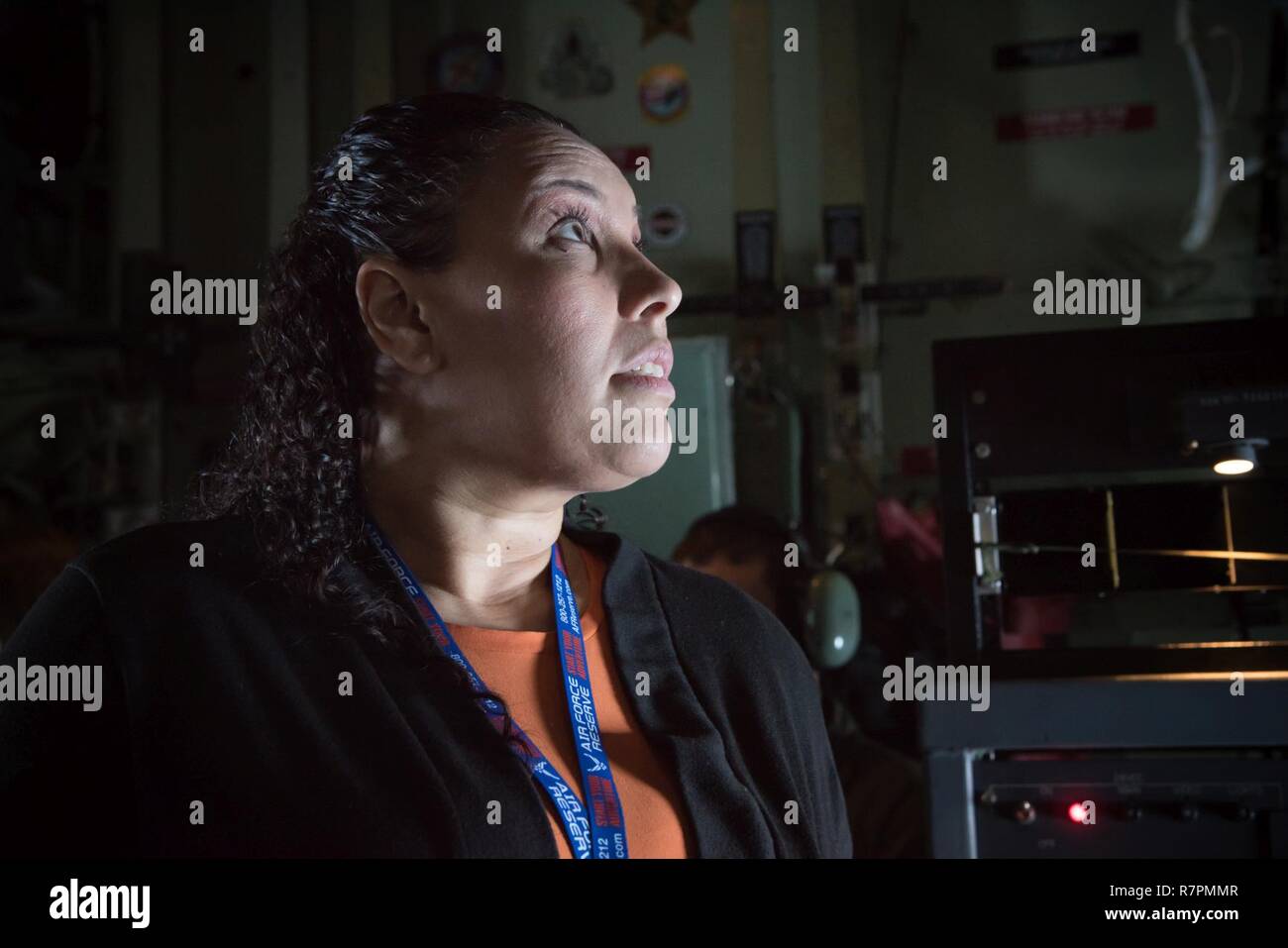 Rebecca Smith, Beau Rivage Hotel et Casino directeur de gestion et d'acquisition de talents, regarde par la fenêtre d'un WC-130J Super Hercules lors d'un 403e Escadre a accueilli à tour leader civique Joint Base San Antonio, 23-24 mars. Banque D'Images