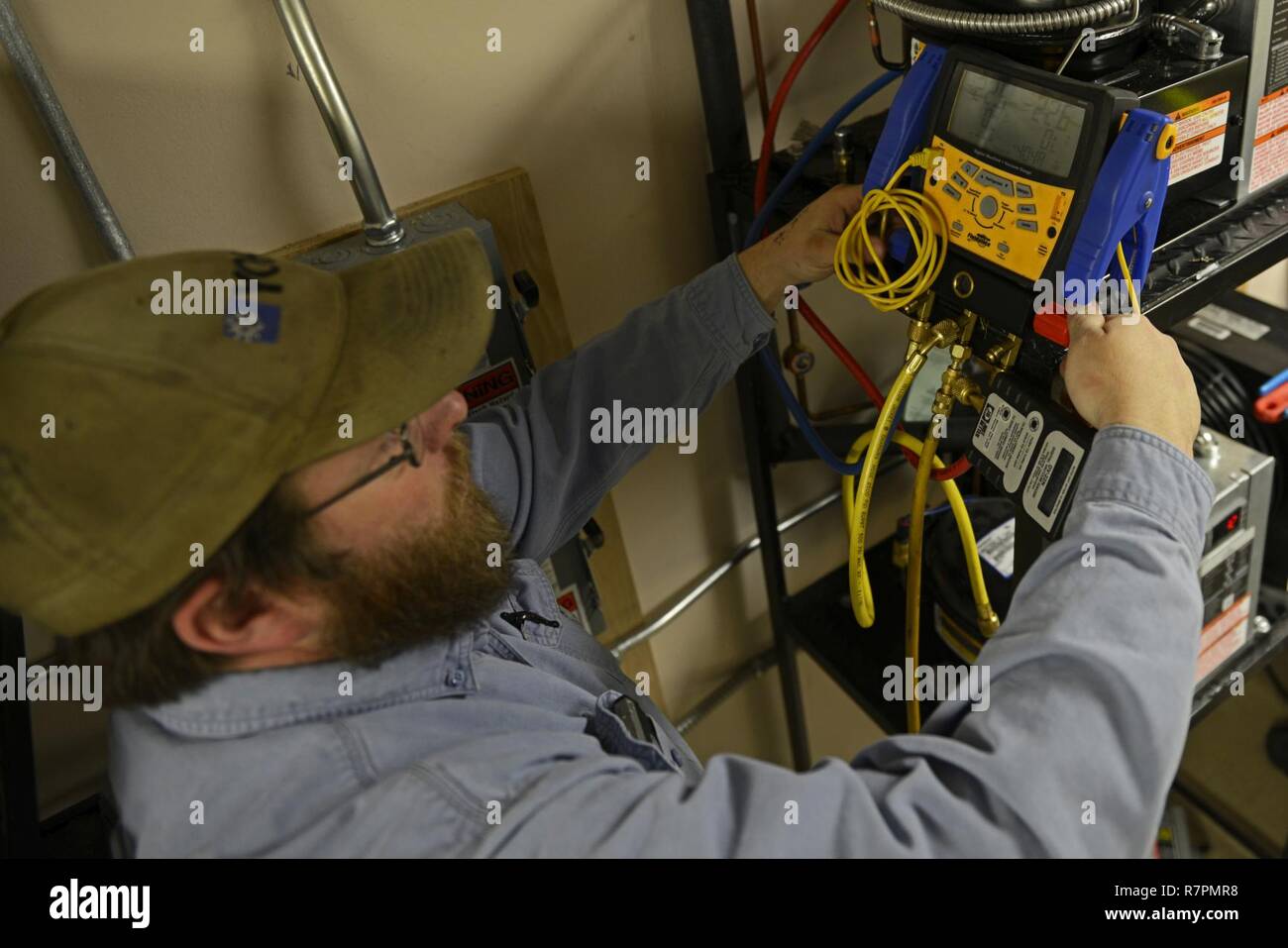 Shane Shepperd, Chauffage, Ventilation, Air climatisé/technicien en réfrigération, 773 e Escadron de génie civil, prépare un jeu en ligne pour le réfrigérant dans un restaurant sur Joint Base Elmendorf-Richardson, 22 mars 2017. Grâce à l'azote pompé Shepperd line pour effacer il de tous les débris accumulés au fil du temps. Une fois la ligne est claire, le réfrigérant sera introduit pour garder le refroidisseur congélateur surchauffe du moteur. Banque D'Images