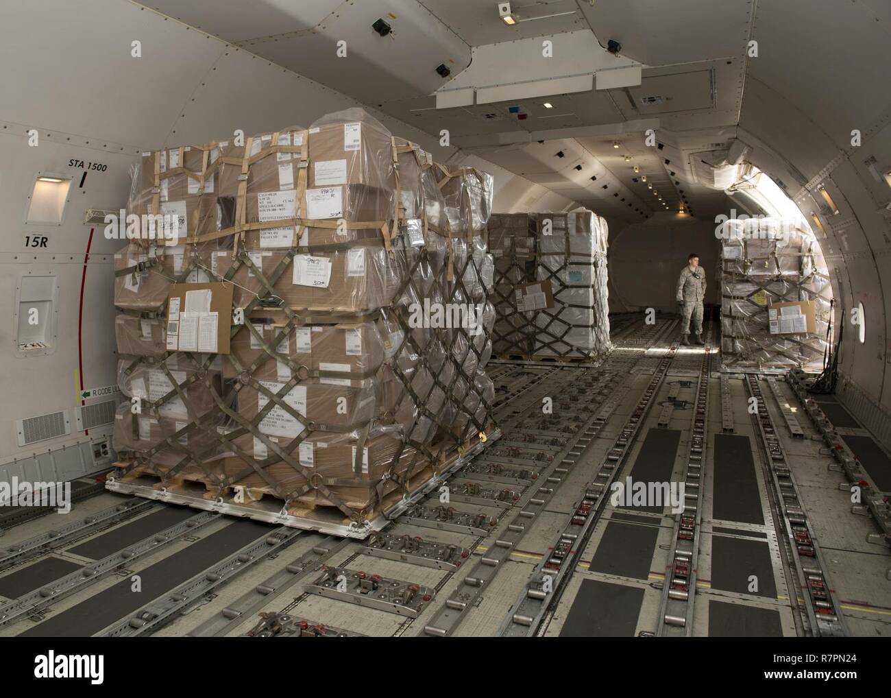 Palettes de fret sont chargés dans un Boeing 747 de Kalitta Air par avion  cargo 436e Escadron Port Aérien Le 24 mars 2017, les aviateurs, à Dover Air  Force Base, Del. contrairement