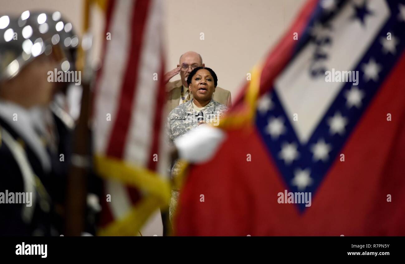 Le s.. Tammy Holman, le personnel non officier de la Garde nationale, de l'Arkansas, chante l'hymne national au cours de la 2e Guerre du Vietnam Célébration célébration en l'honneur du 50e anniversaire de Vietnam Veterans au retour de guerre à la PI. Racines VA Medical Center de North Little Rock, Ark., le 28 mars. Banque D'Images