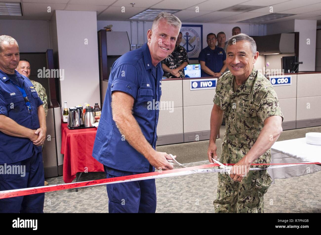 28 mars 2017 - Adm. Harry Harris, USN, commandant du Commandement du Pacifique des États-Unis, et à l'arrière Adm. Keith Smith, USCG, Directeur de l'Équipe spéciale interorganisations West (ouest), couper la JIATF rubans de cérémonie, pour la dédicace de la JIATF West's nouveau Centre des opérations de lutte contre les stupéfiants à Camp HM Smith. Banque D'Images