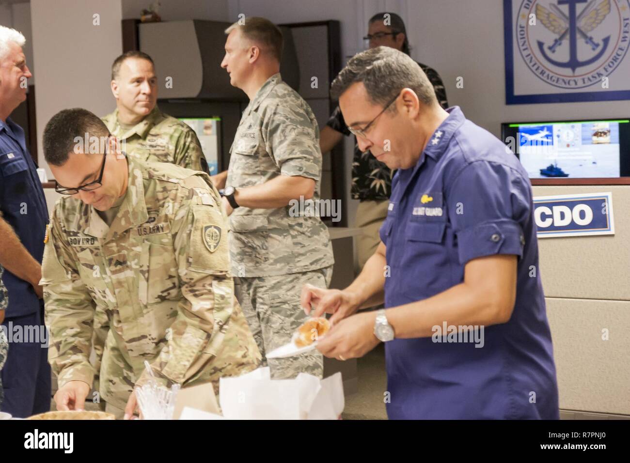 28 mars 2017 - Adm arrière. Vince Atkins, U.S. Coast Guard District 14 assister à la dédicace de commandant de l'Équipe spéciale interorganisations de l'Ouest nouveau Centre des opérations de lutte contre les stupéfiants à Camp HM Smith. Banque D'Images