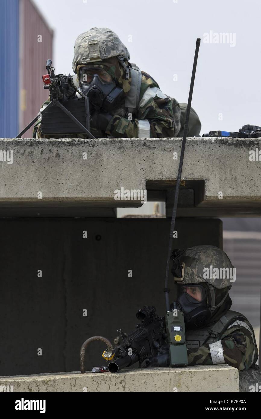 Deux défenseurs du 51e Escadron des Forces de sécurité de l'homme une position de combat défensif sur le terrain lors d'un entraînement physique à Osan Air Base, République de Corée, le 23 mars 2017. Le terrain faisait partie de la 51e cours de préparation au combat de l'ESF, qui aide à s'enrôle humains de tous rangs comprennent leur rôle dans le soutien de la base et le maintien de la capacité de "lutte ce soir." Banque D'Images