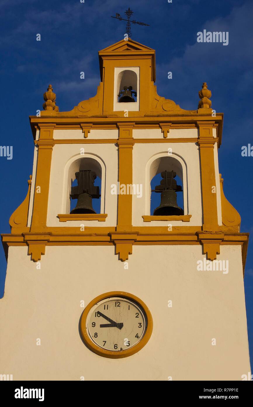 Espagne, Andalousie, Cordoue, la façade jaune d'une église baroque sur la plaza de Santa Teresa Banque D'Images