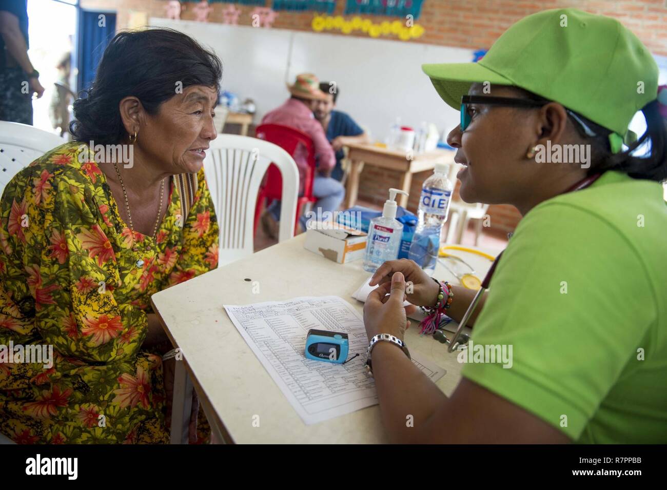 MAYAPO, Colombie (25 mars 2017) - un pays hôte bénévole de soins de soutien continu promesse 2017 (CP-17) consulte un patient sur le site médical à Mayapo, Colombie. CP-17 est un U.S. Southern Command-parrainé et U.S. Naval Forces Southern Command/U.S. 4ème flotte-déploiement effectué pour mener des opérations civiles et militaires y compris l'aide humanitaire, les missions de formation et de soins médicaux, dentaires et vétérinaires, de l'assistance dans un effort pour montrer le soutien des États-Unis et de l'engagement de l'Amérique centrale et du Sud. Banque D'Images