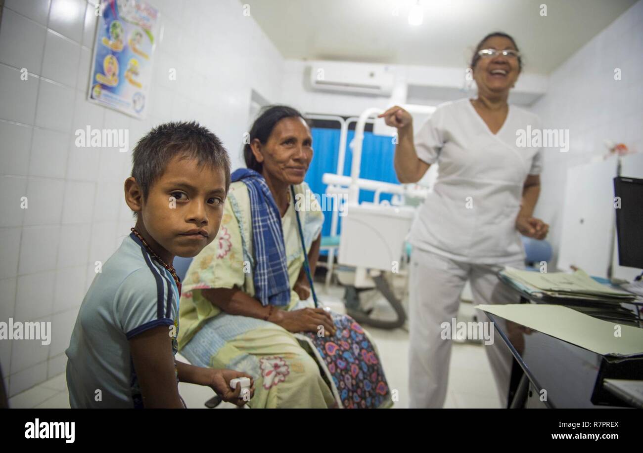 MANAURE, Colombie (27 mars 2017) - Un dentiste enseigne les techniques de brossage pour les patients à un hôpital au cours de Manaure promesse continue 2017's (CP-17) visite à Mayapo, Colombie. CP-17 est un U.S. Southern Command-parrainé et U.S. Naval Forces Southern Command/U.S. 4ème flotte-déploiement effectué pour mener des opérations civiles et militaires y compris l'aide humanitaire, les missions de formation et de soins médicaux, dentaires et vétérinaires, de l'assistance dans un effort pour montrer le soutien des États-Unis et de l'engagement de l'Amérique centrale et du Sud. Banque D'Images