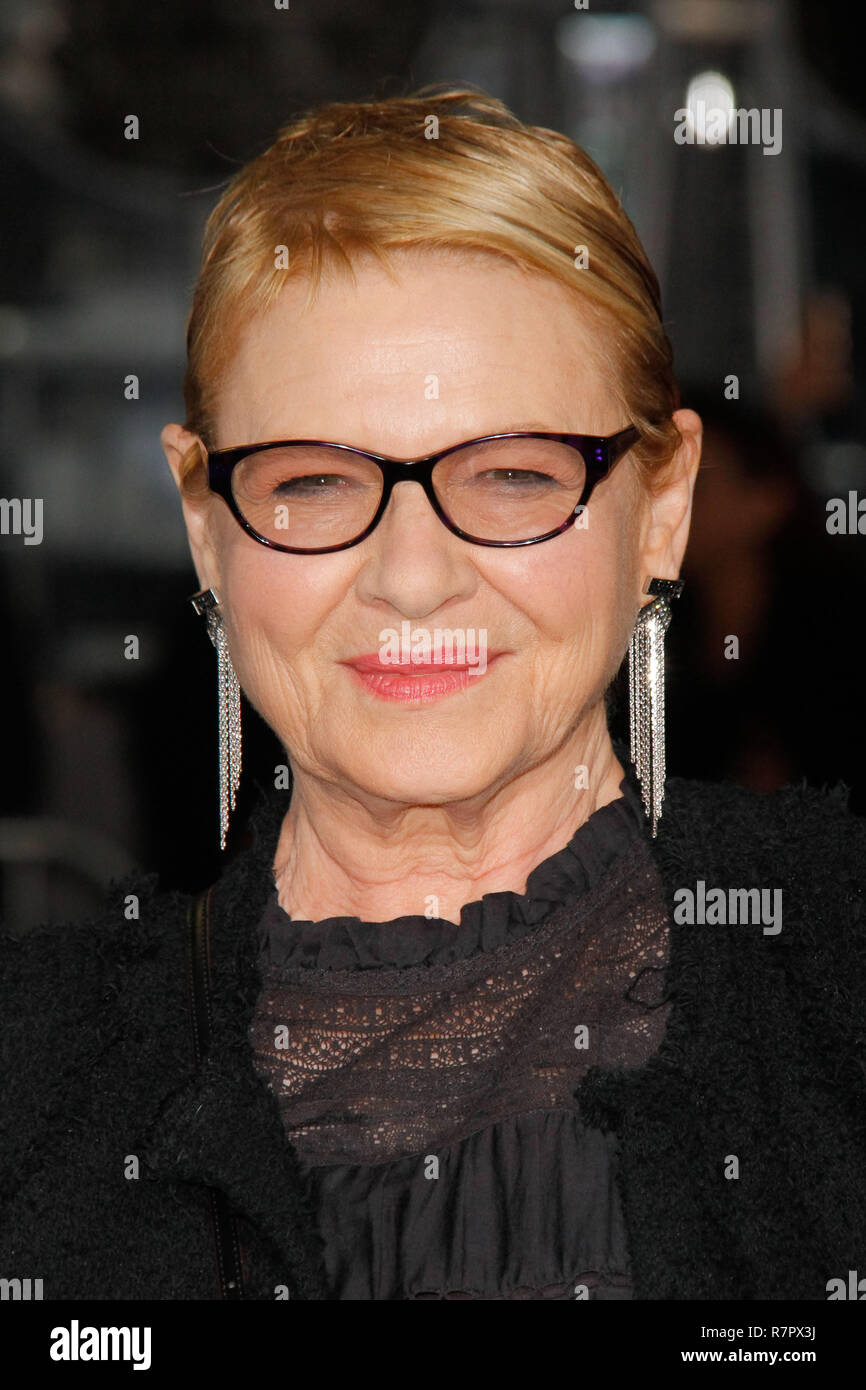 Westwood, Californie, USA. 11Th Feb 2018. Dianne Wiest lors de la première mondiale de la Warner Bros' 'La mule' qui s'est tenue au Regency Village Theatre de Westwood, CA, le 10 décembre 2018. Photo par Joseph Martinez / PictureLux PictureLux / Crédit : Les Archives de Hollywood/Alamy Live News Banque D'Images