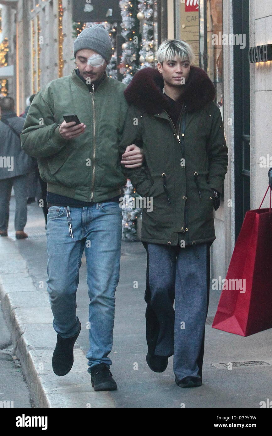 10/12/2018 Milan Ph.Paolo Della Bella/LaPresse La cantante Elodie Di Patrizi,sorpresa dans la via Monte Napoleone, con un misterioso ragazzo e nel negozio di scarpe shopping Mon Graymer Banque D'Images