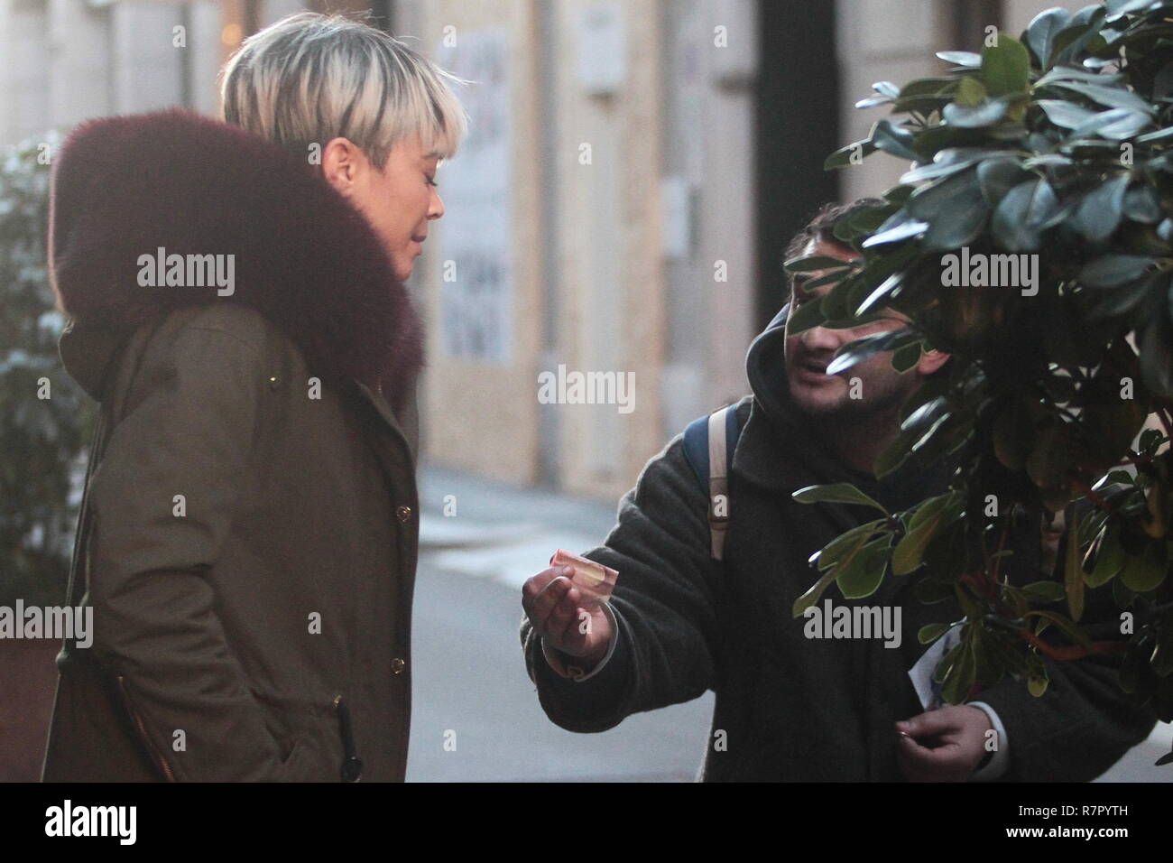 10/12/2018 Milan Ph.Paolo Della Bella/LaPresse La cantante Elodie Di Patrizi,sorpresa dans la via Monte Napoleone, con un misterioso ragazzo e nel negozio di scarpe shopping Mon Graymer Banque D'Images