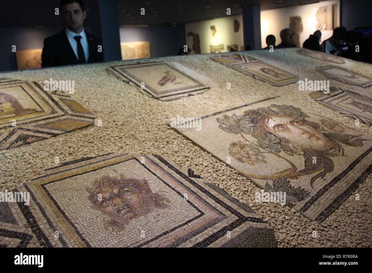 Ankara. Dec 11, 2018. Photo prise le 8 décembre 2018 présente des fragments de la "Gitane" peinture mosaïque à Gaziantep, dans le sud-est de la Turquie. Pillés et pièces manquantes du célèbre "Gitane" mosaïque, trouvés dans l'ancienne ville romaine de Zeugma qui est devenu le symbole de la sud-est de la Turquie Gaziantep, renvoyé en Turquie récemment des États-Unis après des années d'efforts diplomatiques. Source : Xinhua/Alamy Live News Banque D'Images