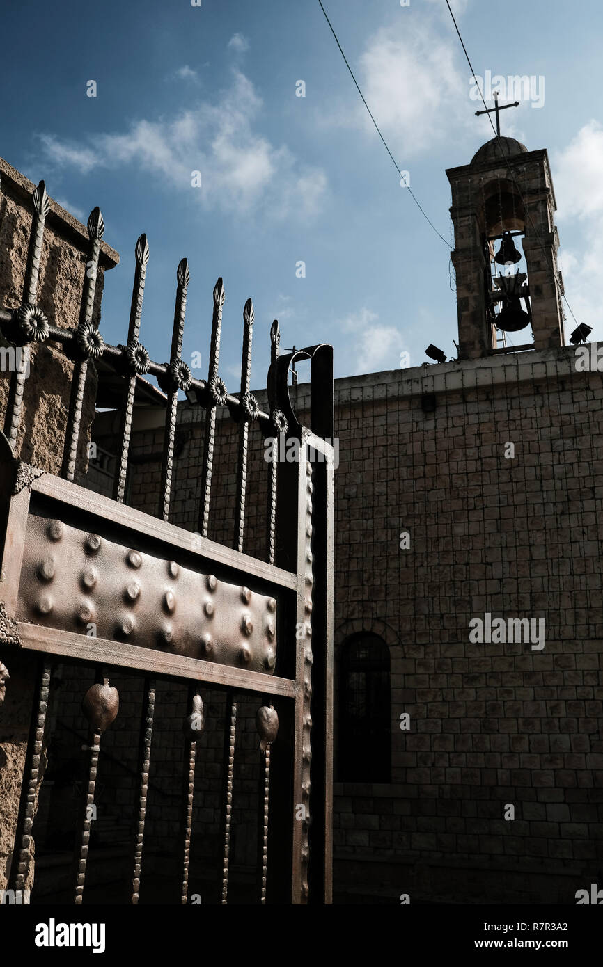 Fassouta, Israël. 10 Décembre, 2018. Décorations de Noël ornent les rues et les maisons de Fassouta. Un village et un conseil local sur le nord-ouest des pentes du mont Meron dans le District Nord d'Israël, Fassouta est situé à seulement 2km au sud de la frontière libanaise. Credit : Alon Nir/Alamy Live News Banque D'Images