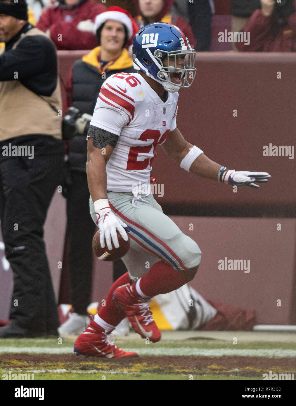 Les Giants de New York en Saquon Barkley (26) célèbre après avoir marqué sur un 78 verges au deuxième trimestre contre les Redskins de Washington à FedEx Field à Landover, Maryland le Dimanche, Décembre 9, 2018. Credit : Ron Sachs/CNP (restriction : NO New York ou le New Jersey Journaux ou journaux dans un rayon de 75 km de la ville de New York) dans le monde entier d'utilisation | Banque D'Images