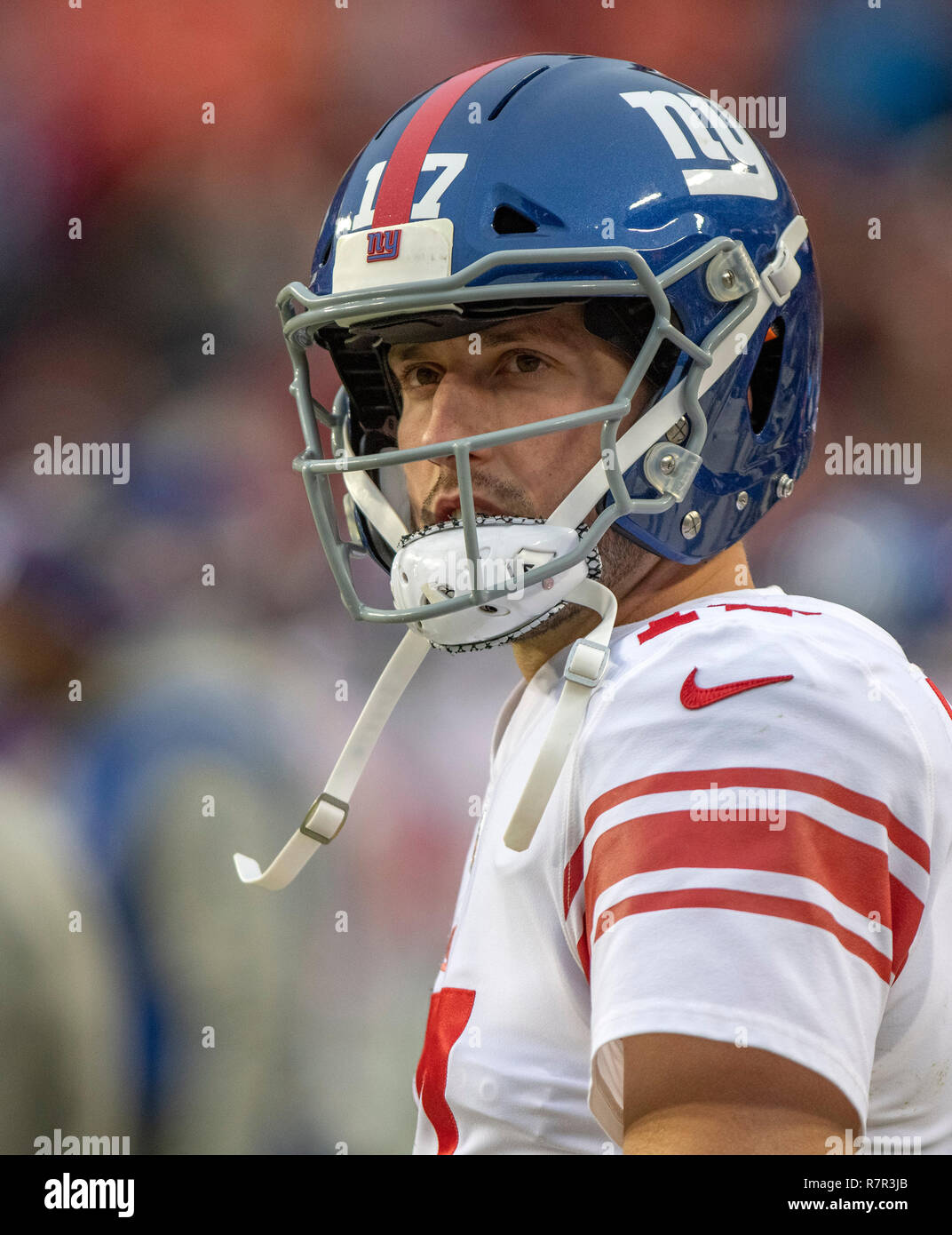 New York Giants quarterback Kyle Lauletta (17) ressemble à la ligne de côté au cours du quatrième trimestre l'action contre les Redskins de Washington à FedEx Field à Landover, Maryland le Dimanche, Décembre 9, 2018. Les Géants a gagné le match 40 - 16. Credit : Ron Sachs/CNP (restriction : NO New York ou le New Jersey Journaux ou journaux dans un rayon de 75 km de la ville de New York) dans le monde entier d'utilisation | Banque D'Images