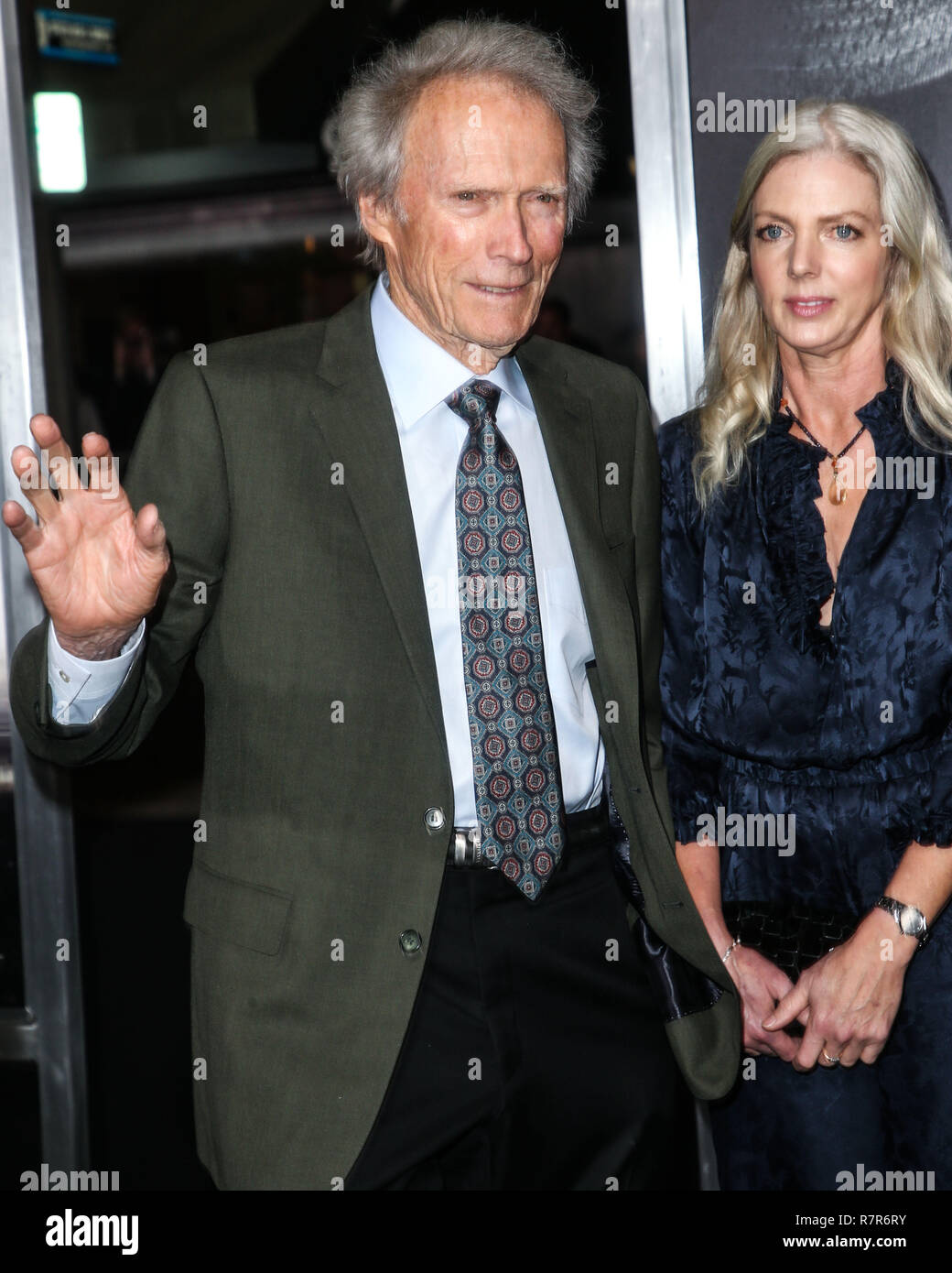 WESTWOOD, LOS ANGELES, CA, USA - 10 DÉCEMBRE : Directeur/acteur Clint  Eastwood et petite amie Christina Sandera arrivent à la Los Angeles  Premiere de Warner Bros Pictures' 'La mule' qui s'est tenue