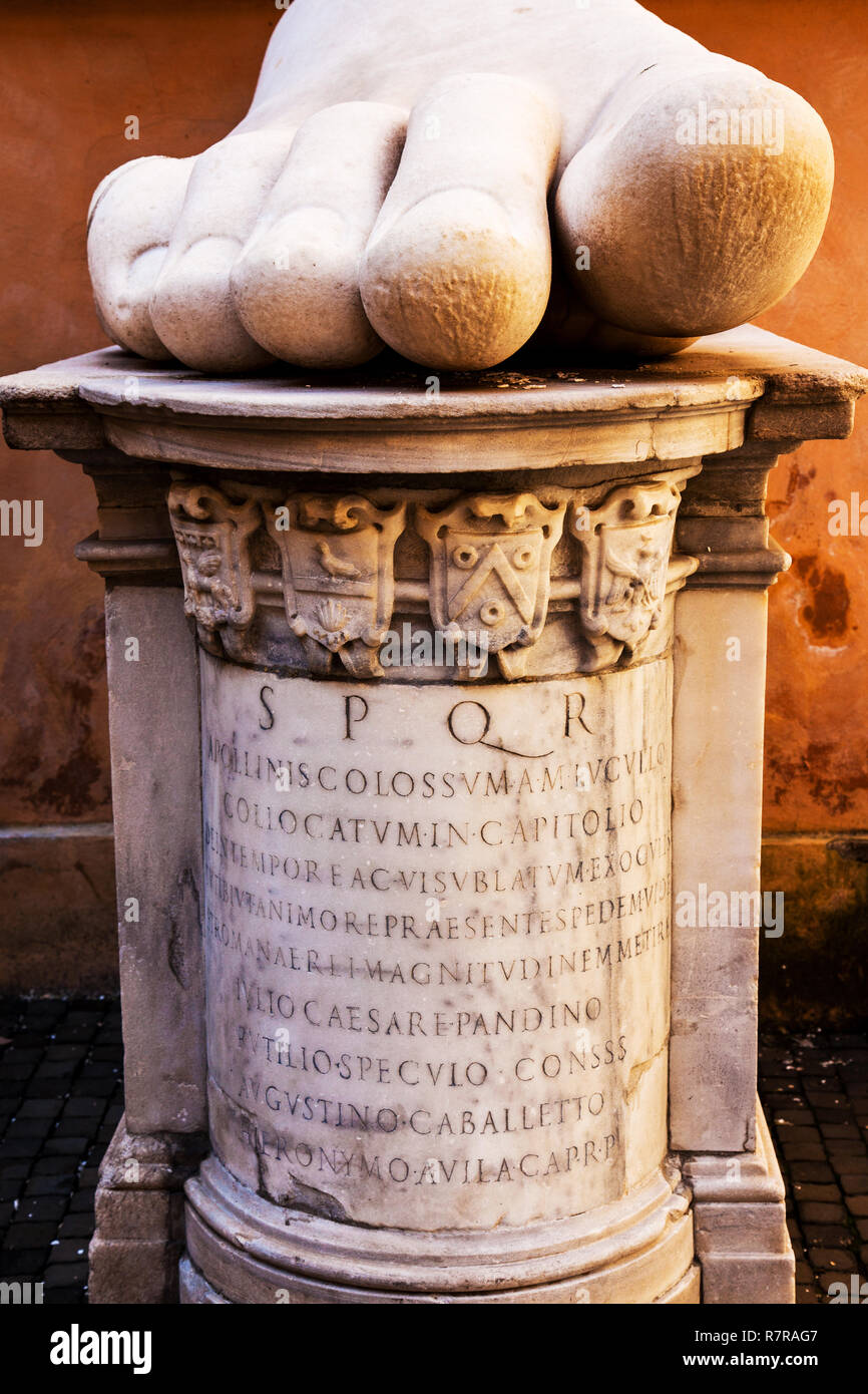 Un pied d'une grande statue de Constantin debout dans la cour du Palais des Conservateurs à Rome. Banque D'Images