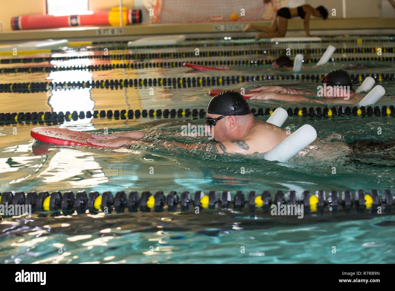 Vétéran de l'armée américaine, Shawn Vosburg, les trains pour l'épreuve de natation pour le guerrier et l'Armée de transition des soins cliniques à Fort Bliss, au Texas, le 30 mars 2017. Environ 80 blessés, malades et blessés des soldats d'active et les anciens combattants sont en compétition dans huit différents sports 2-6 avril pour l'occasion de représenter l'Armée de l'équipe au ministère de la Défense 2017 Jeux de guerrier. Banque D'Images