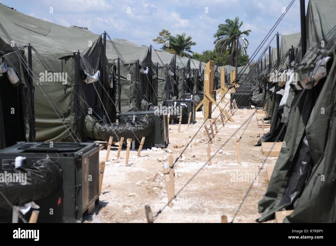 Une rangée de tentes fini connecté à l'alimentation des boîtes de distribution et les appareils de climatisation sur la base d'opérations avancée à : Casernes, Belize, le personnel attend d'arriver le 23 mars 2017. Ce site, construit par la 471st compagnie du Génie (Vertical), 448e. Bataillon, une unité de la réserve de l'armée basée à Guaynabo, Puerto Rico, fournit dormir, manger, et un espace de travail pour les soldats, marins et aviateurs, soutenir le Commandement Sud des États-Unis au-delà de l'horizon de l'exercice 2017-Belize. Banque D'Images