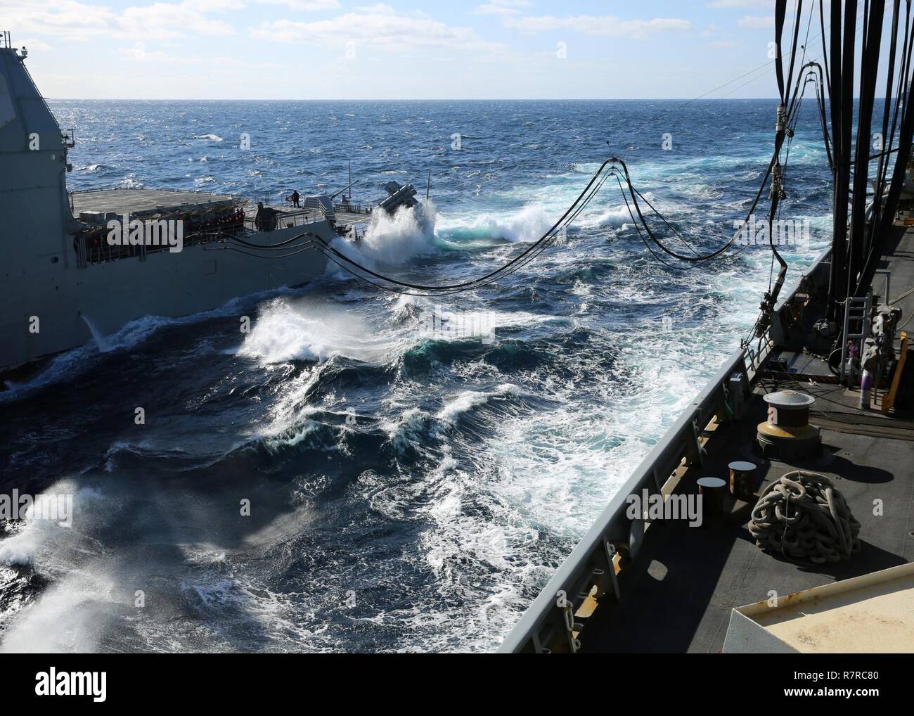 Océan Atlantique (23 mars 2017)--militaire du Commandement maritime navire de soutien de combat rapide USNS arctique (T-AOE 8) envoie le carburant à la classe Ticonderoga (CG 56) lors d'un ravitaillement en mer en cours, le 23 mars. L'Arctique est en mer d'apporter un appui logistique et soutien à la formation des navires opérant dans la région. Banque D'Images