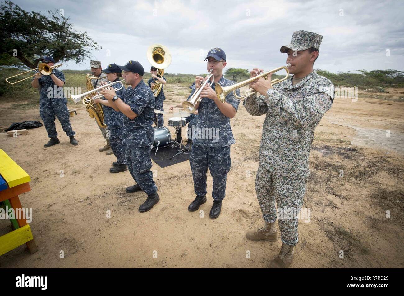 MAYAPO, Colombie (30 mars 2017) - Les membres de la flotte américaine (USFF), Norfolk, en Virginie, et les membres de la bande de la marine colombienne effectuer au cours d'une cérémonie à l'appui de la promesse continue 2017's (CP-17) visite à Mayapo, Colombie. CP-17 est un U.S. Southern Command-parrainé et U.S. Naval Forces Southern Command/U.S. 4ème flotte-déploiement effectué pour mener des opérations civiles et militaires y compris l'assistance humanitaire, missions de formation, de soins médicaux, dentaires et vétérinaires, de l'assistance dans un effort pour montrer le soutien des États-Unis et de l'engagement de l'Amérique centrale et du Sud. Banque D'Images