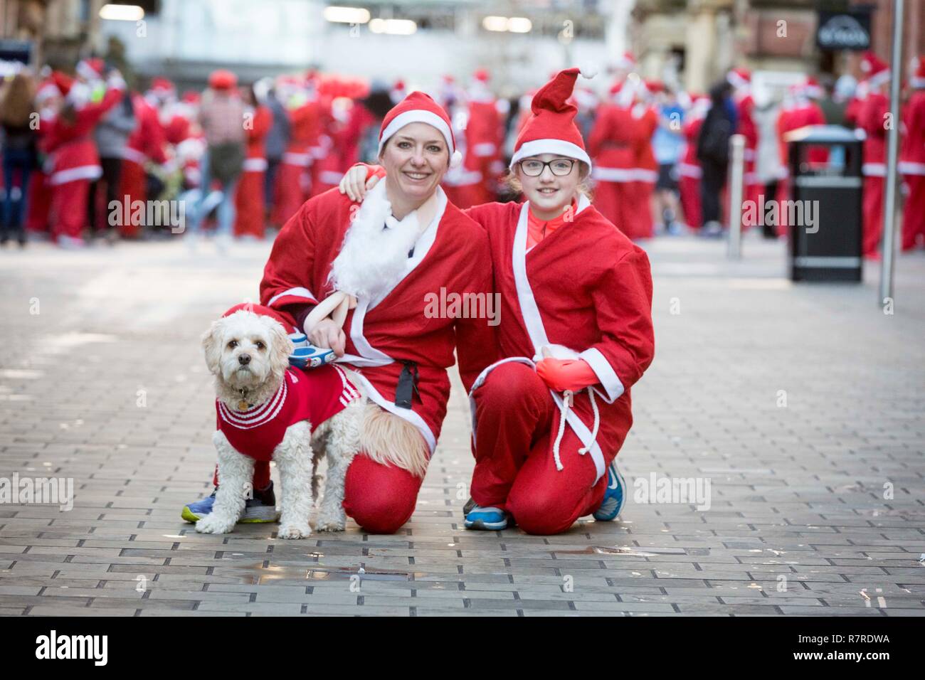 Photo par Chris Bull 9/12/18 Leeds Santa Dash. Julie Hagerty avec fille Nuala et chien Woody. www.chrisbullphotographer.com Banque D'Images