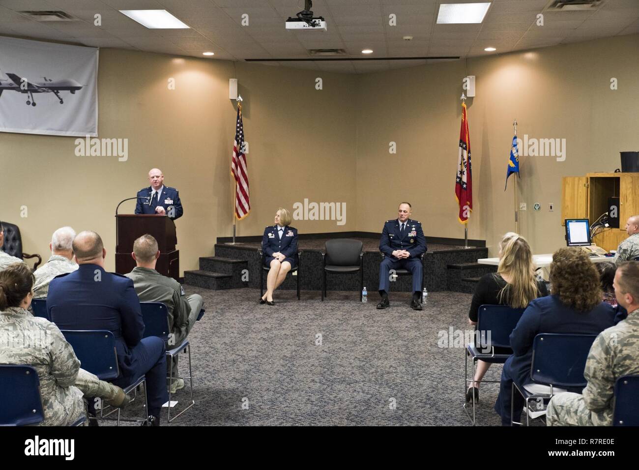 Le colonel Stanley L. Stefancic III prend la parole lors du 188ème Renseignement, Surveillance et Reconnaissance Group cérémonie de passation de commandement le 1 mars 2017 à la base de la Garde nationale aérienne descendante, Fort Smith, Ark. Stefancic a parlé de l'ISRG est passé et l'avenir et comment les deux missions pourraient passer au niveau suivant. Banque D'Images