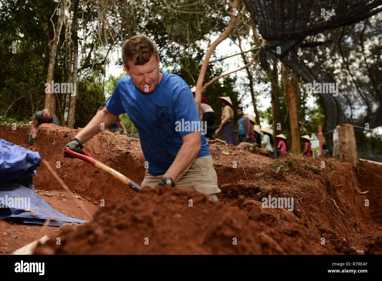 Le sergent de l'armée américaine. Ivan Swendrzynski avec la Défense POW/MIA Agence Comptable (DPAA), supprime la terre d'excavation d'une unité dans le cadre de la mission de récupération DPAA près de Ban Chanon village, Khammouon Province, République démocratique populaire lao, 24 mars 2017. Les membres de l'équipe de DPAA déployés dans la région dans l'espoir de retrouver les vestiges d'un projet pilote d'utilisations non comptabilisées de la conflit du Vietnam. La mission de DPAA est de fournir le plus possible notre personnel manquant à leurs familles et à la nation. Banque D'Images