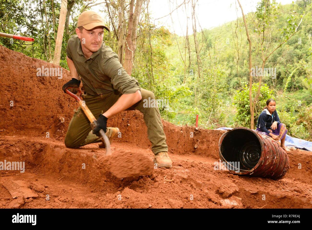 Le capitaine de l'armée américaine Christian Petersen (DENTAC) avec la Défense POW/MIA Agence Comptable (DPAA), supprime la terre d'excavation d'une unité dans le cadre de la mission de récupération DPAA près de Ban Chanon village, Khammouon Province, République démocratique populaire lao, 27 mars 2017. Les membres de l'équipe de DPAA déployés dans la région dans l'espoir de retrouver les vestiges d'un projet pilote d'utilisations non comptabilisées de la conflit du Vietnam. La mission de DPAA est de fournir le plus possible notre personnel manquant à leurs familles et à la nation. Banque D'Images